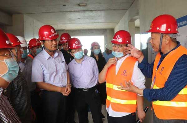 市住建局等各級相關(guān)領(lǐng)導(dǎo)蒞臨我集團(tuán)水泉社區(qū)回遷樓項(xiàng)目六期一標(biāo)段視察指導(dǎo)工作