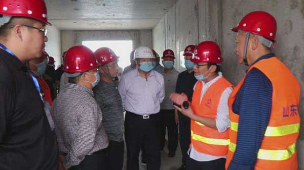 市住建局等各級相關(guān)領(lǐng)導(dǎo)蒞臨我集團(tuán)水泉社區(qū)回遷樓項(xiàng)目六期一標(biāo)段視察指導(dǎo)工作